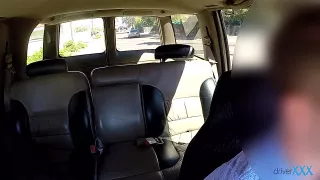 Rothaariges Flittchen im Auto gepoppt