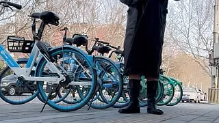 Show myself naked at bus stop in Beijing