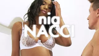 Gangbang mit schwarzhaarigem Netzluder