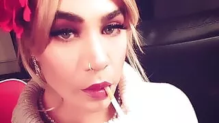 Elegant Blonde smokes a Saratoga 120