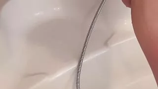 Private show shaving and jerking off in the bathtub