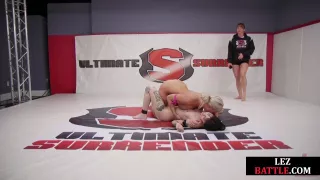 Bigass lez wrestling MILF fingers 21yo pussy during fight