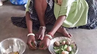 Sali Ghar per Akele sabji Kat rahi thi Jija Ne sali ko Chut Chudai kar di season 1