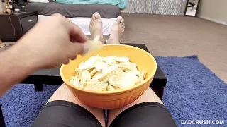 Blonde Stiefschwester fickt mit seinem dicken Schwanz