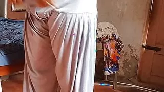 College Lacher in Dress Change