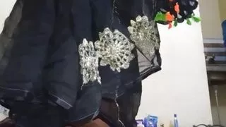 Bengali aunty kapda dho rahi thi chut dikha kar