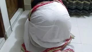 Tamil sari vale aunty ne ghar ke saphae karate samay malik ko choda, phir vah uttejit ho gae aur adhe raat ko malik ke sath sex