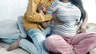 Bade bhai ka rista leke gaya tha or apni bhabi ko chod diya. Big boobs xxxsoniya hot chudai