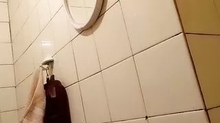 Uno spazzolino da denti tra le tette