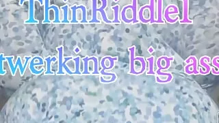 Twerking ass and finger fucking