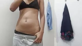 Desi Bhabhi Enjoys Showing Her Fully Nude Body