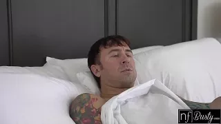 Strapsmilf mir Riesenmöpsen reitet im Bett