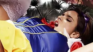Snow White gets her pussy penetrated by her favorite dwarf after a blowjob