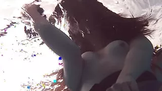 Emi Serene masturbates underwater in the pool