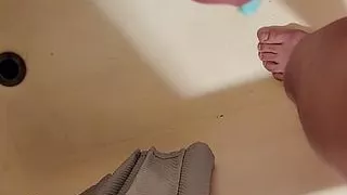 Using my electric toothbrush to make me cum