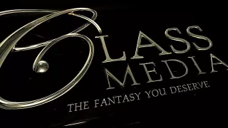 Schwarzhaariges Girl fickt mit reifem Knacker