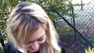 Skinny sex date babe sucks outdoor in public be4 fucked