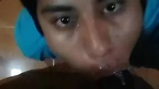 Slut has fun sucking black toy