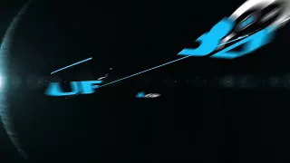 Schwarzhaarige Tittenschlampe masturbiert im Netz-Outfit mit Stiefeln