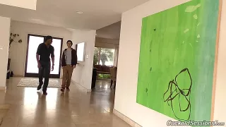 Schwarzhaariges Flittchen fickt mit einem Schwarzen fremd