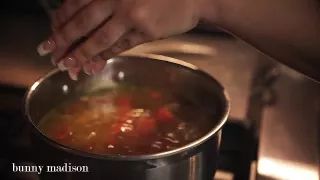 Nach dem Diner fickt er die Blondine