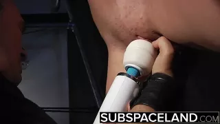 Bondage Sklavin mit Spielzeug gestopft