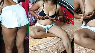 Desi Bhabhi Showing Her Big Boobs & Her Sexy Backside