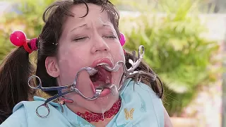 Mund aufgespreizt und tief in die Kehle gefickt