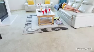 Schwarzhaarige Stiefschwester im Schlaf gestört