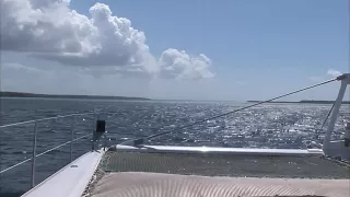 Schwarzhaariges Tittengirl auf der Yacht gebumst