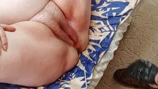 I stretch my stepmom's pussy by fucking her with my hands until she starts squirting and reaches orgasm