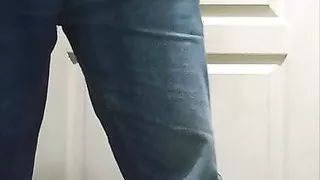 Quick handjob in the toilet 7