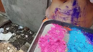 Holi ke tyohar per bhabhi ke sath Holi there is no one at home to  bhabhi ki chut Marne Ka mood Ho Gaya