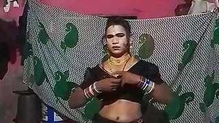 Maduri bhabhi wearing black sari