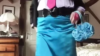 Outfit with a turquoise blue skirt for a night out