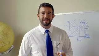 Schwarzhaariges Brillengirl im Seminarraum gefickt