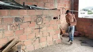 mi hermanastro me calienta cuando le voy a llevar el almuerzo a su trabajo y me termina follando