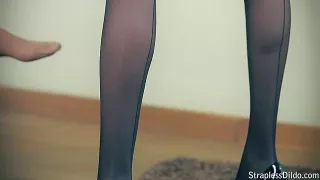 Zwei Nylonlesben und ihre Dildos