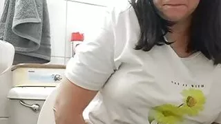 stepmom pink her pussy on the toilet lid what a pleasure