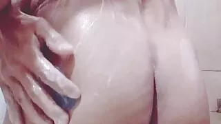 I'm playing with cream In my body and in my buttocks