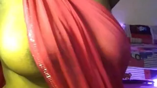 Desi sexy bhabhi took off her bra and wore saree and showed off her boobs with fun.