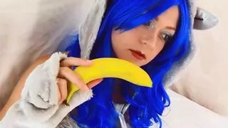 Cosplayer penetrates her hairy pussy with a banana