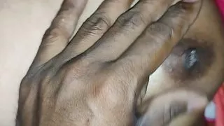 Bhabhi inserted the whole dick in her pussy to feel the semen