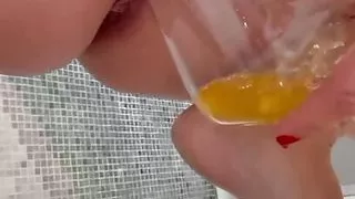 Rote Lippen pinkeln ins Glass