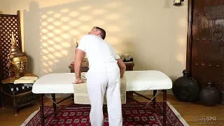 Nach der Massage muss er das dunkelhaarige Girl bumsen
