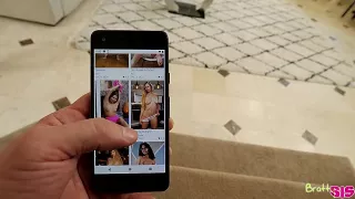 Blondes Girl am Sofa gepoppt