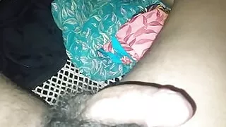 Night me indian londa land hilata hai muth marta hai