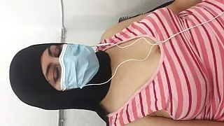 Hot wife masturbates on cam to please a subscriber