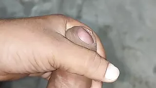 Desi ladaka akele baithroom me masterbation karte huye