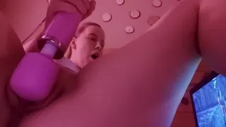 Babe Fingering Pussy And Vibrator While Watching Porn 6 Min